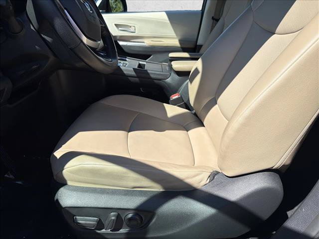 Used 2022 Toyota Sienna XLE w/ XLE Plus Package FWD image 12