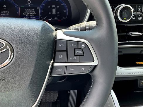 Used 2024 Toyota Highlander Limited image 19