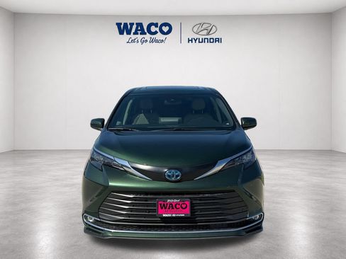 Used 2024 Toyota Sienna XLE FWD image 2