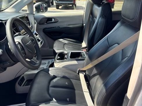 Used 2023 Chrysler Pacifica Touring-L FWD image 16