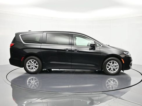 Certified 2023 Chrysler Pacifica Touring-L FWD image 4