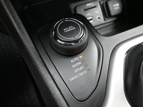 Used 2018 Jeep Cherokee Latitude Plus w/ Cold Weather Group AWD/4WD image 22