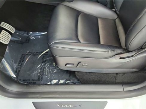 Used 2023 Tesla Model Y Performance image 33