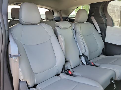 Used 2025 Toyota Sienna XLE FWD image 6