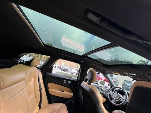 Used 2019 Volvo XC60 T5 Momentum w/ Multimedia Package image 28
