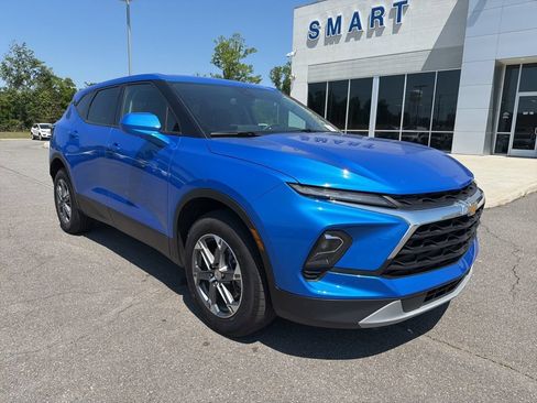 Used 2025 Chevrolet Blazer LT AWD/4WD image 2