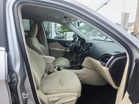 Used 2019 Jeep Cherokee Latitude w/ Popular Appearance Group AWD/4WD image 13