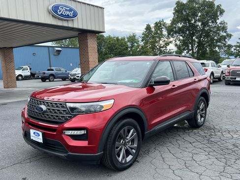 Used 2022 Ford Explorer XLT w/ Equipment Group 202A image 2