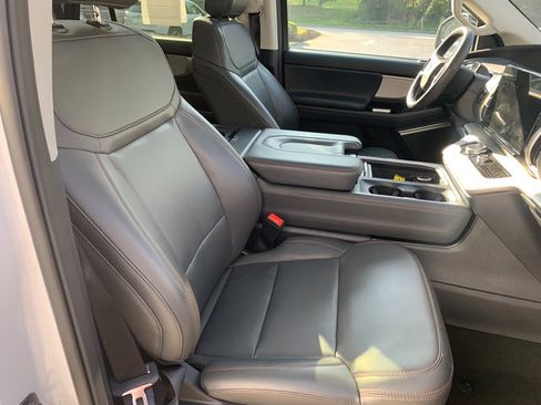 Used 2025 Ford Expedition Active AWD/4WD image 12