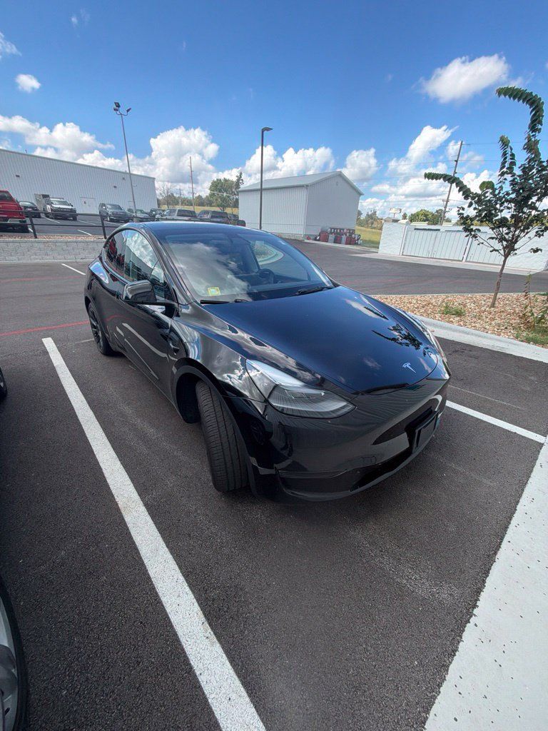 Used 2023 Tesla Model Y Long Range AWD/4WD image 2