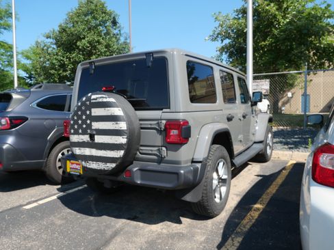 Used 2019 Jeep Wrangler Unlimited Sahara w/ Dual Top Group AWD/4WD image 5