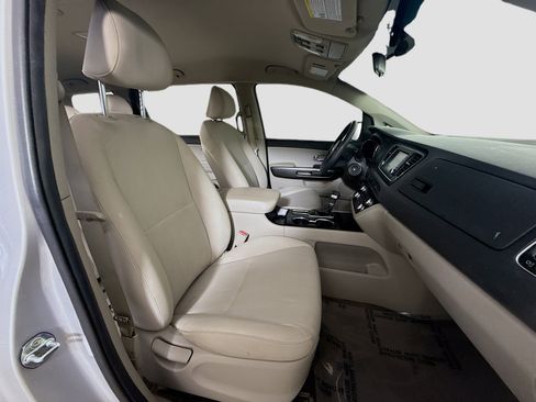 Used 2021 Kia Sedona LX image 26