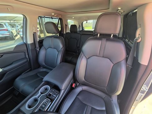 Used 2023 Honda Pilot Touring image 12