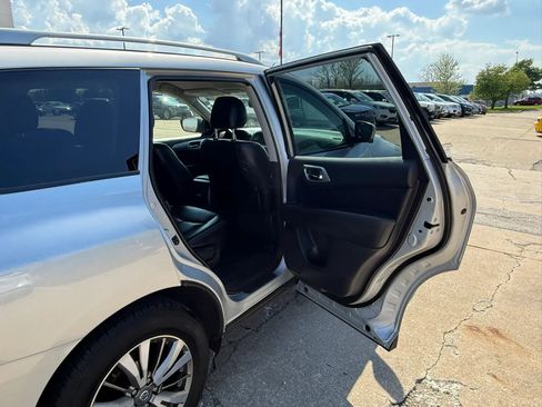 Used 2020 Nissan Pathfinder SL AWD/4WD image 23