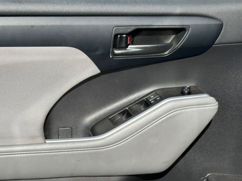 Used 2022 Toyota Highlander LE AWD/4WD image 12