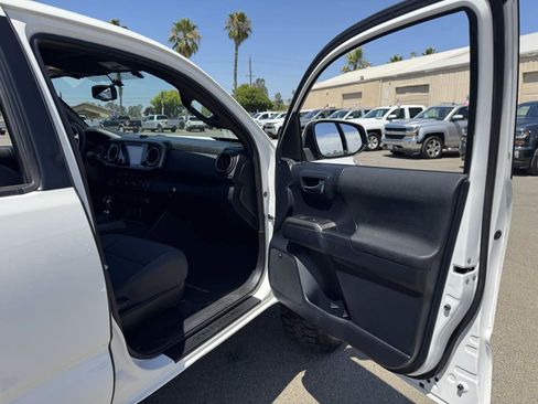 Used 2016 Toyota Tacoma TRD Off-Road AWD/4WD image 16