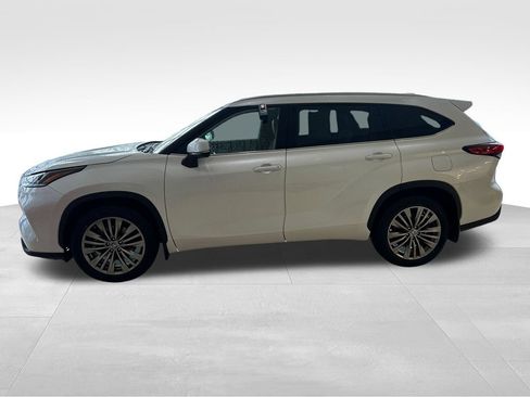 Used 2022 Toyota Highlander Platinum AWD/4WD image 2