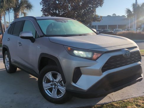 Used 2019 Toyota RAV4 LE image 2