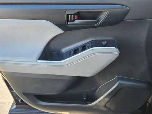 Used 2024 Toyota Highlander LE image 27