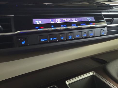 Used 2024 Toyota Sienna XLE image 25
