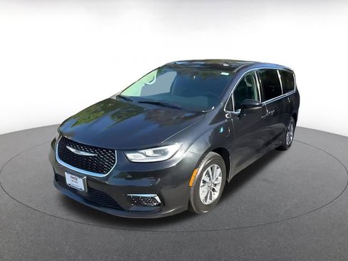 Used 2023 Chrysler Pacifica Touring-L FWD image 7