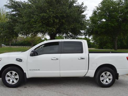 Used 2017 Nissan Titan SV image 8
