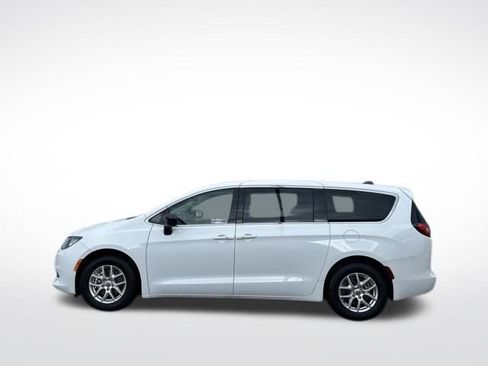 Used 2024 Chrysler Voyager LX FWD image 15