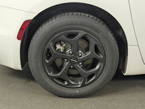 Used 2024 Chrysler Pacifica Limited FWD image 13
