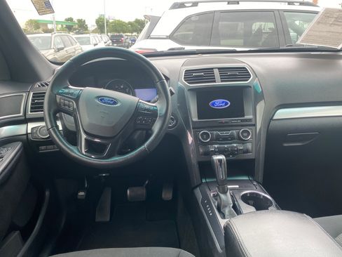 Used 2017 Ford Explorer XLT w/ Equipment Group 201A FWD image 8