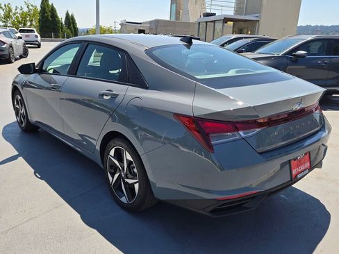 Used 2023 Hyundai Elantra SEL w/ Convenience Package FWD image 5