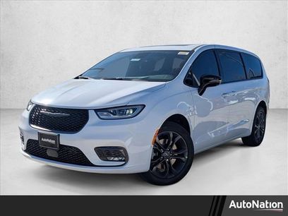 New 2026 Chrysler Pacifica Select