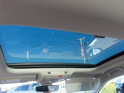 Certified 2025 Volkswagen Jetta SE w/ Sunroof Package image 24