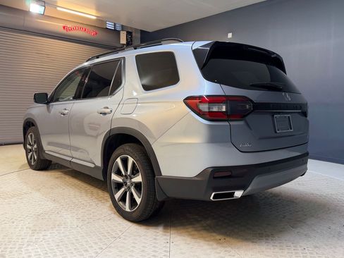 Used 2025 Honda Pilot Touring image 3