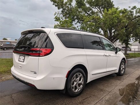 Used 2023 Chrysler Pacifica Limited image 4