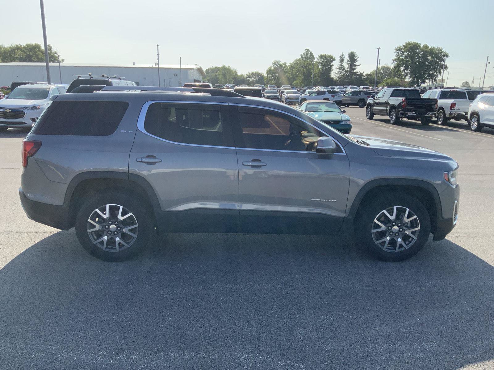 Used 2021 GMC Acadia SLE w/ Driver Convenience Package FWD image 13