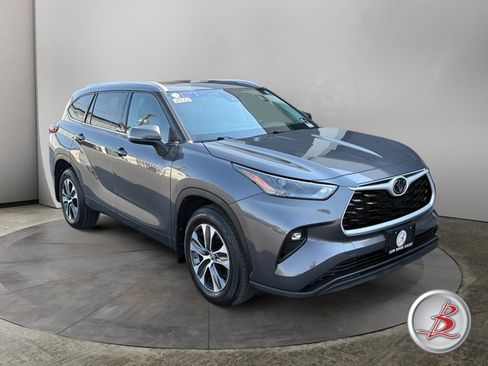 Used 2022 Toyota Highlander XLE AWD/4WD image 1