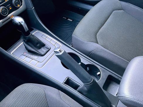 Used 2016 Volkswagen Passat 1.8T R-Line image 16