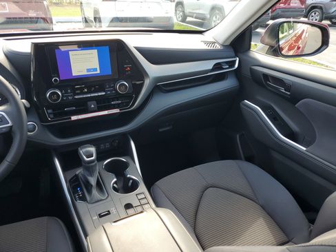 Used 2025 Toyota Highlander LE image 17