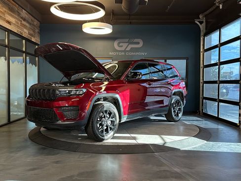 Used 2024 Jeep Grand Cherokee Altitude AWD/4WD image 25