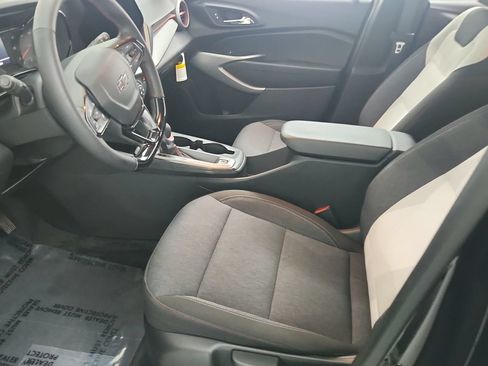 Used 2024 Chevrolet Trax RS FWD image 18