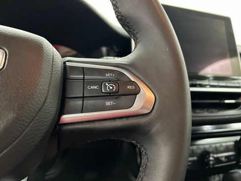 Used 2025 Jeep Compass Latitude w/ Convenience Group AWD/4WD image 9