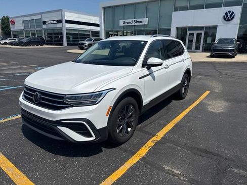 Used 2023 Volkswagen Tiguan SE AWD/4WD image 3