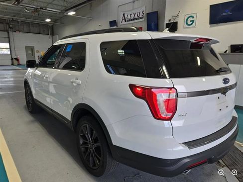 Used 2018 Ford Explorer XLT w/ Equipment Group 202A image 2