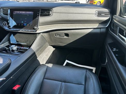 Used 2024 Jeep Wagoneer Series II w/ Flexible Seating Group AWD/4WD image 32