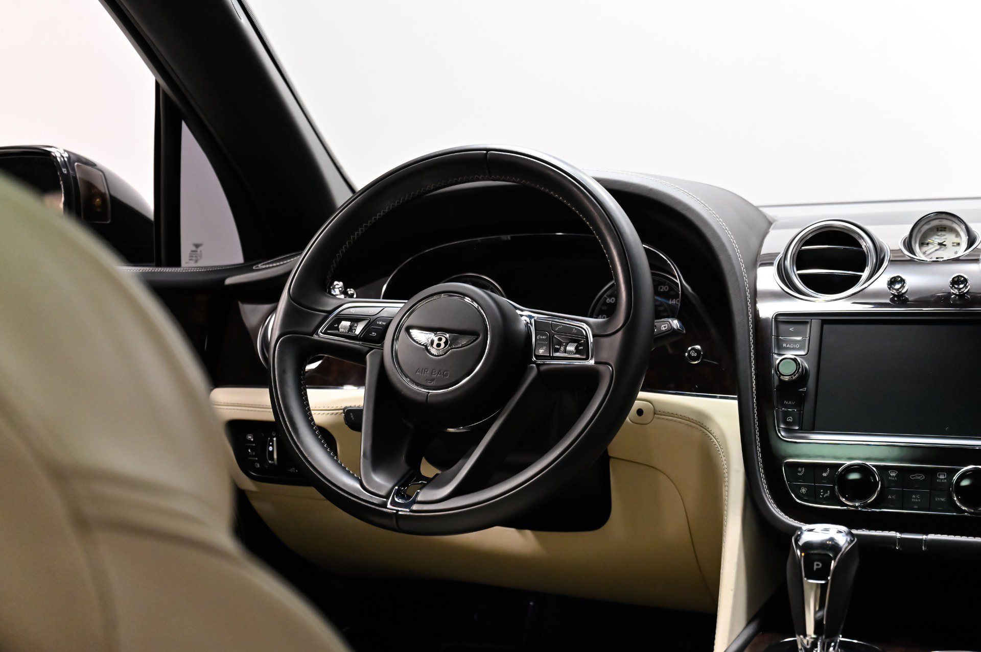Used 2018 Bentley Bentayga w/ Black Specification AWD/4WD image 29