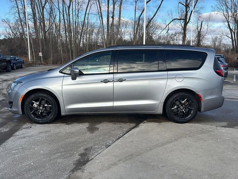 Used 2019 Chrysler Pacifica Touring-L Plus image 2