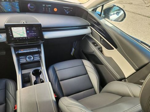 New 2025 Lincoln Nautilus Premier image 12