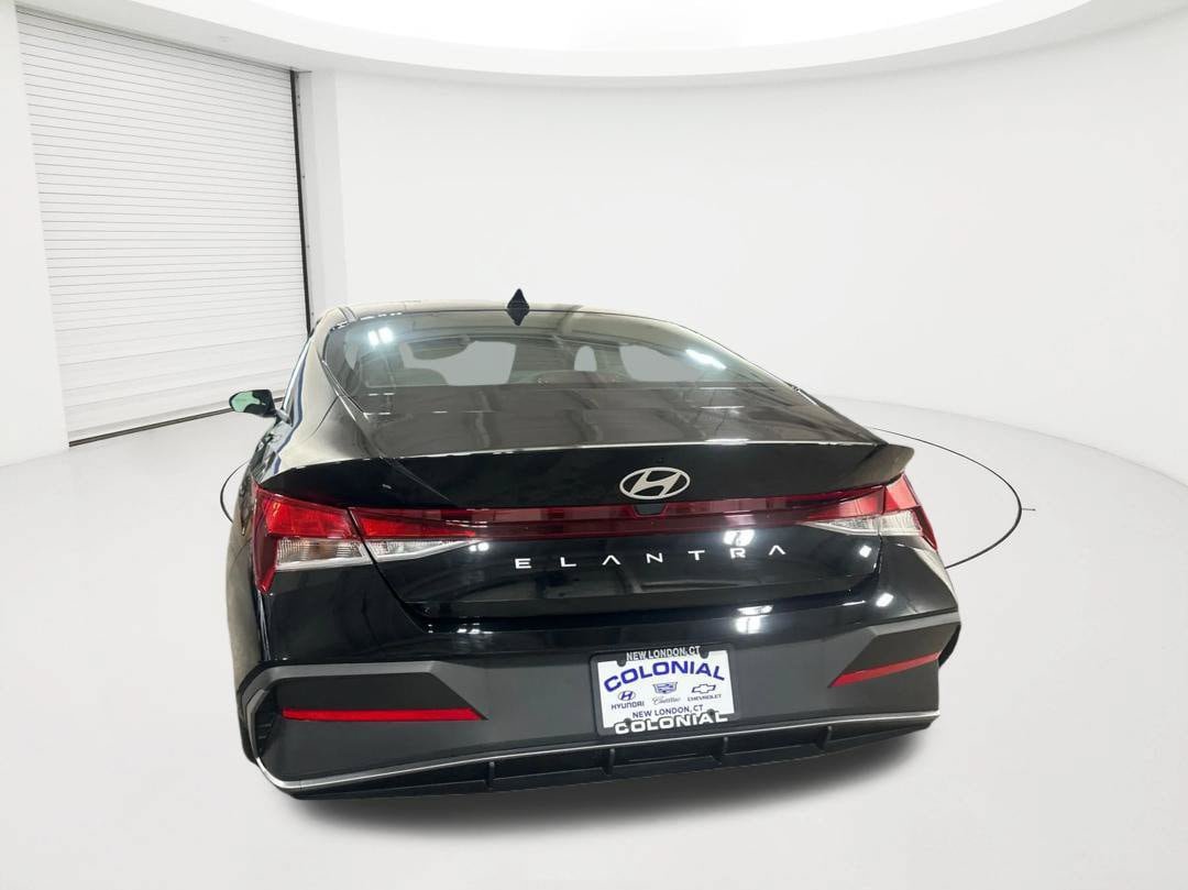 Used 2026 Hyundai Elantra SE FWD image 6