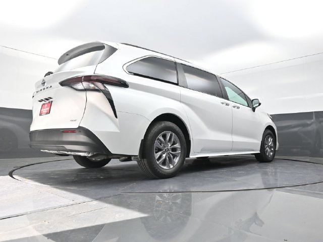 Used 2026 Toyota Sienna XLE FWD image 36