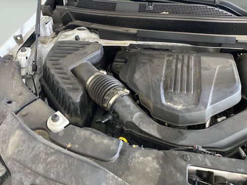 Used 2025 Chevrolet Traverse LT FWD image 2